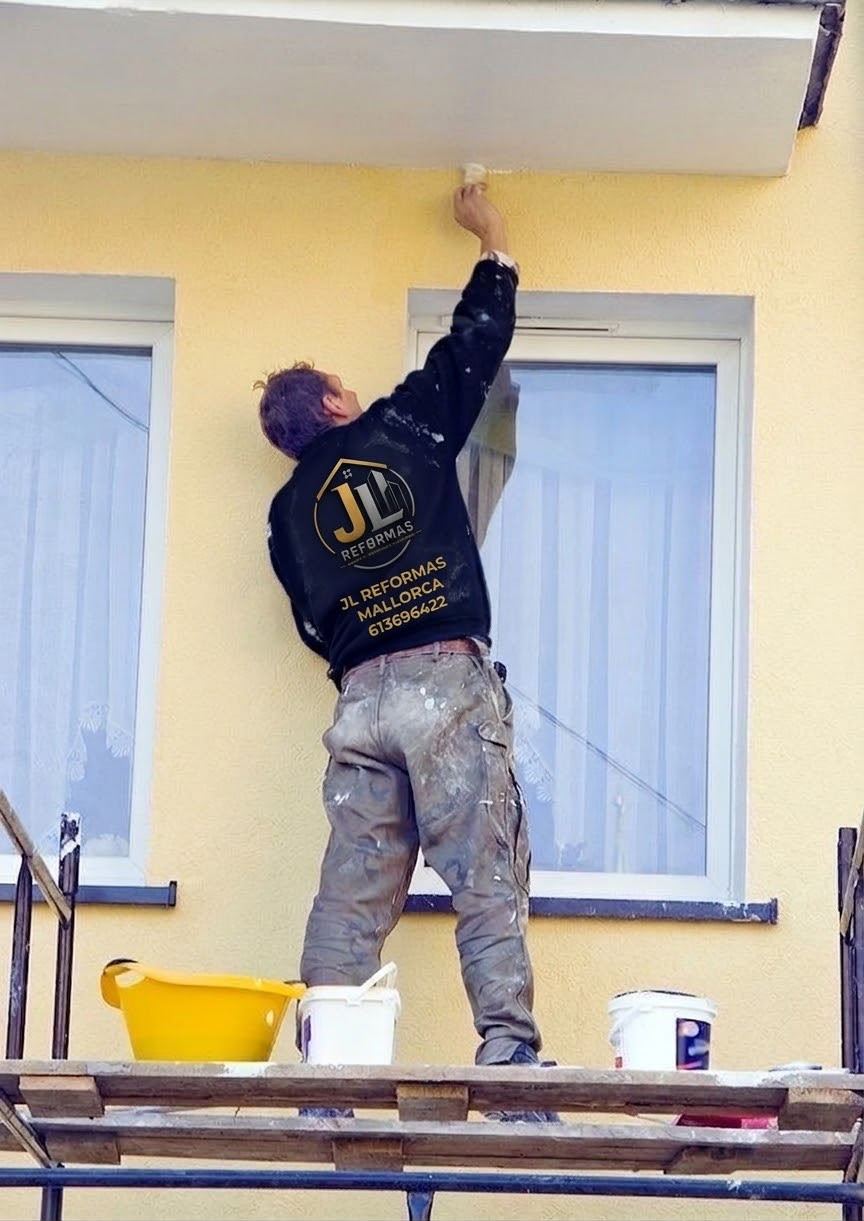 Trabajo de pintura y acabados en fachada de vivienda